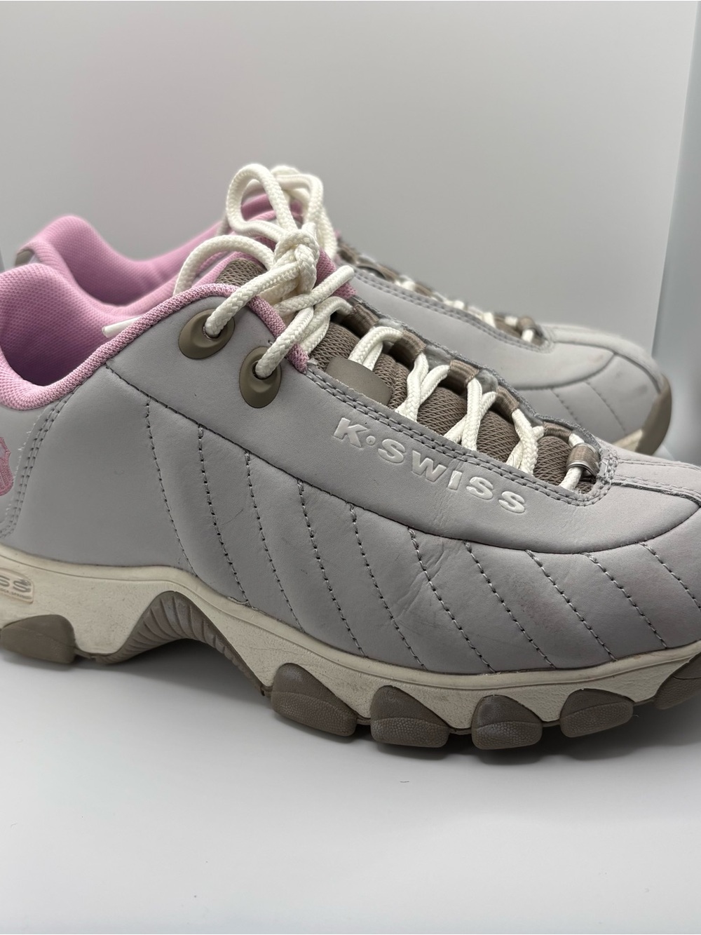 K-Swiss Women's Light Gray and Pink Lace-Up Sneakers ST329 CMF 6.5M Box Included
